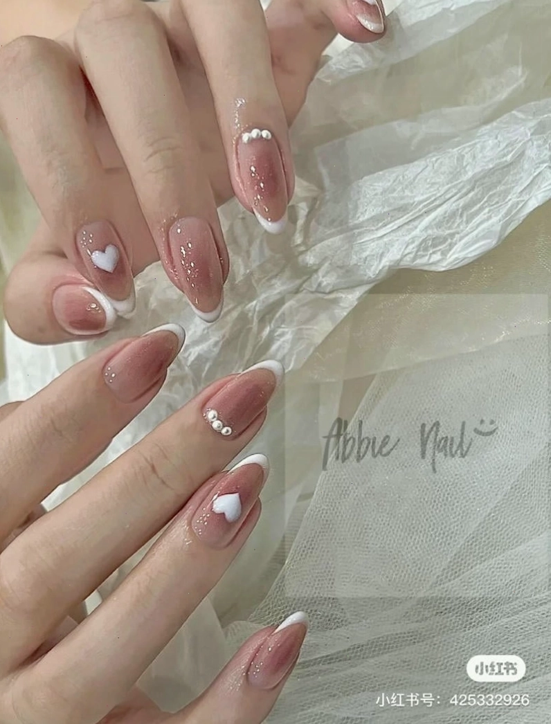 Các sắc thái màu trắng khác nhau cho nail đầu móng