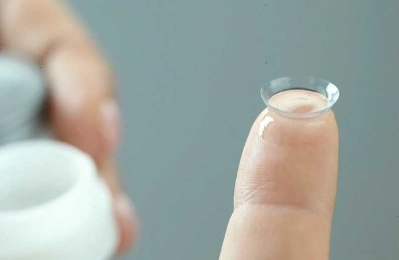 Cách kéo mi mắt để đặt lens dễ dàng