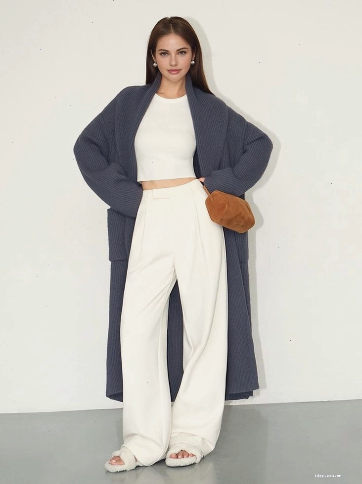 Cách mix quần jean ống rộng cho người mập với áo cardigan dáng dài