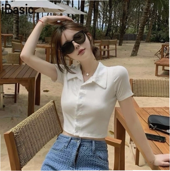 Cách phối đồ đi chơi đơn giản với áo thun và quần jeans