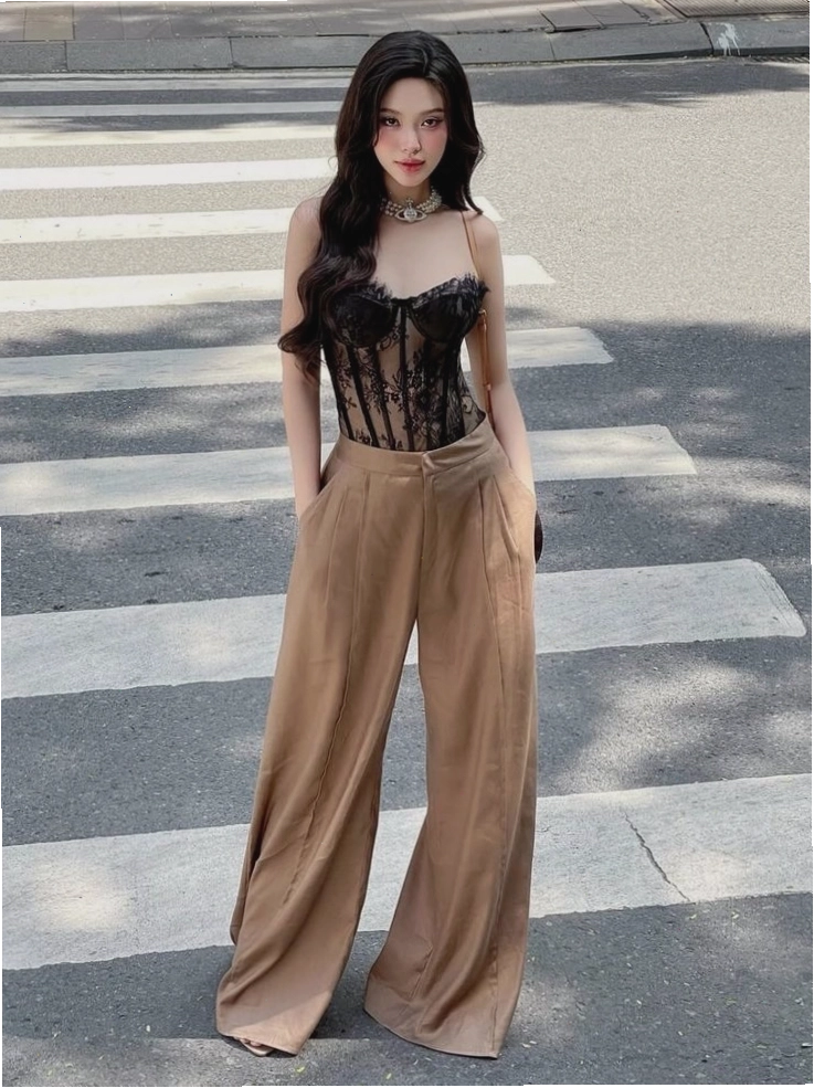 Cách phối quần jean ống rộng cho người mập với áo blouse cuốn hút