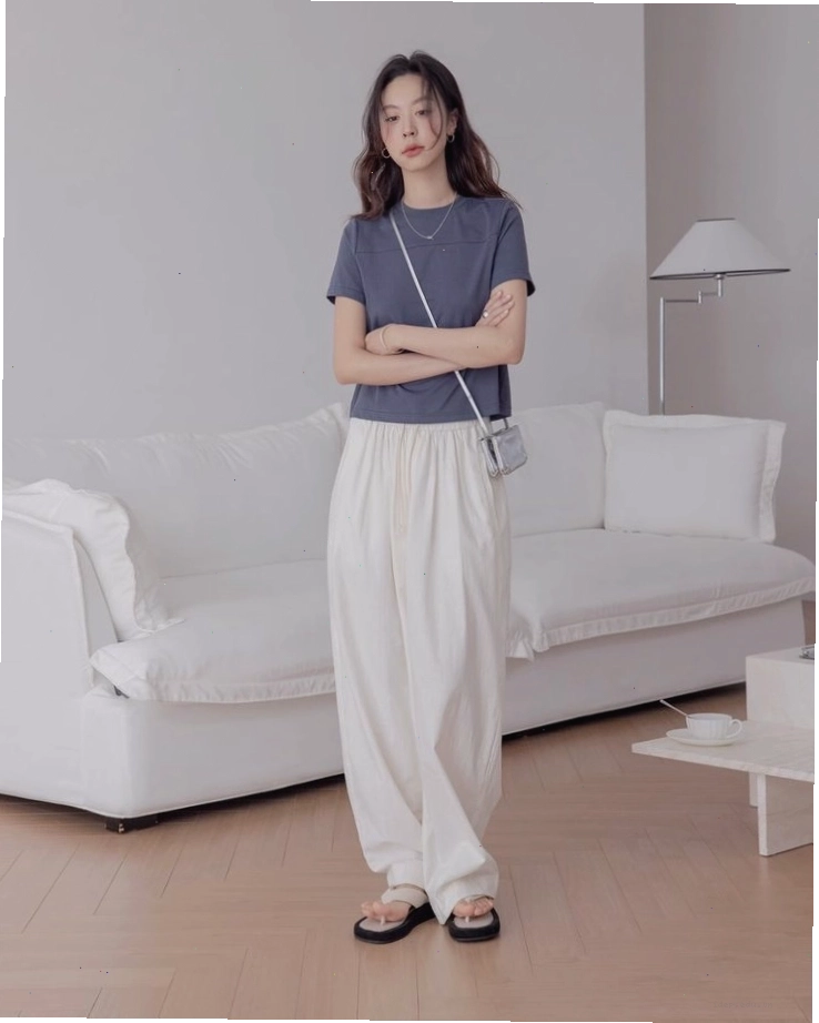 Cách phối quần jean ống rộng cho người mập với áo croptop đơn giản