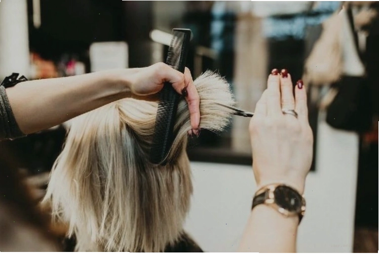 Cắt tóc đúng cách là một trong những cách giúp tóc mọc nhanh và khỏe hơn