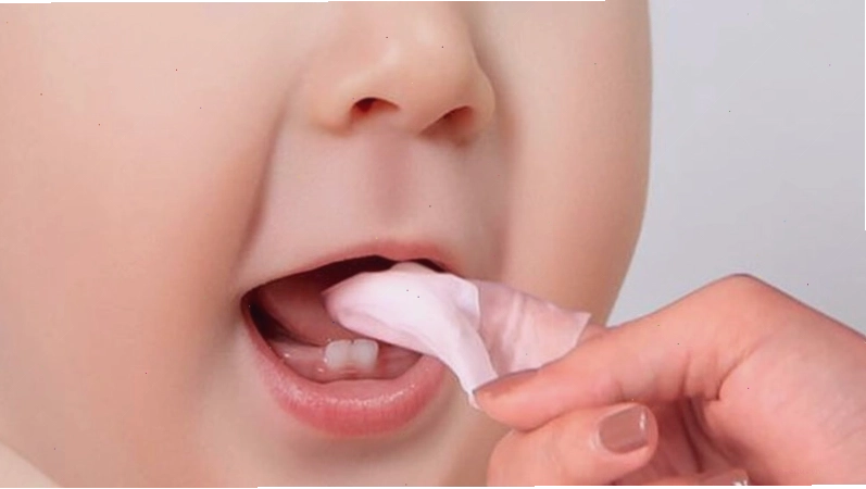 Cha mẹ cần lưu ý khi rơ lưỡi cho con để tránh làm tổn thương