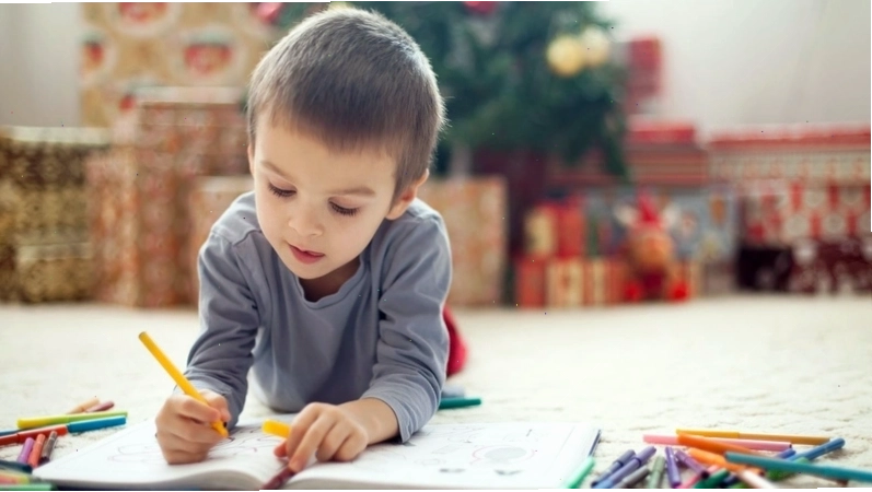 Cha mẹ cùng bé tham gia hoạt động rèn luyện vận động tinh