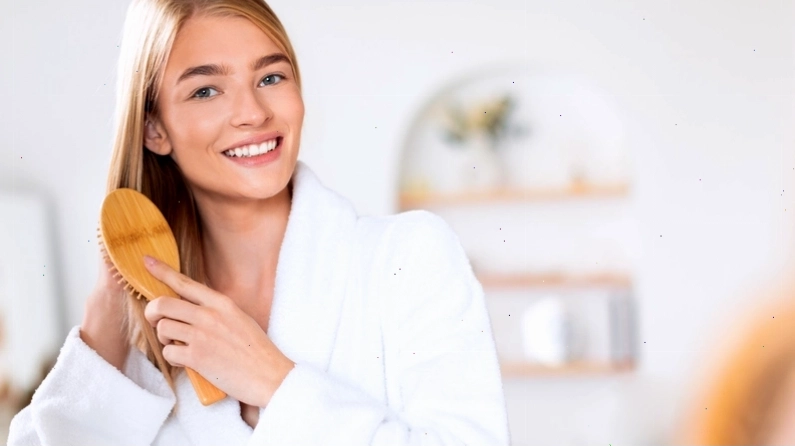 Chải tóc nhẹ nhàng từ ngọn tóc lên gốc để tránh làm tóc bị gãy rụng