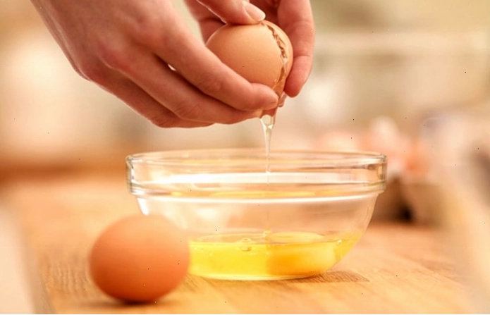 Chăm sóc tóc khô xơ bằng trứng