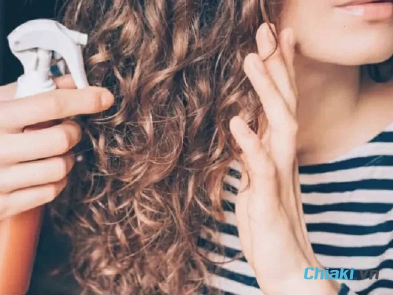 Chăm sóc tóc xoăn hippie nhẹ đúng cách để giữ nếp lâu dài