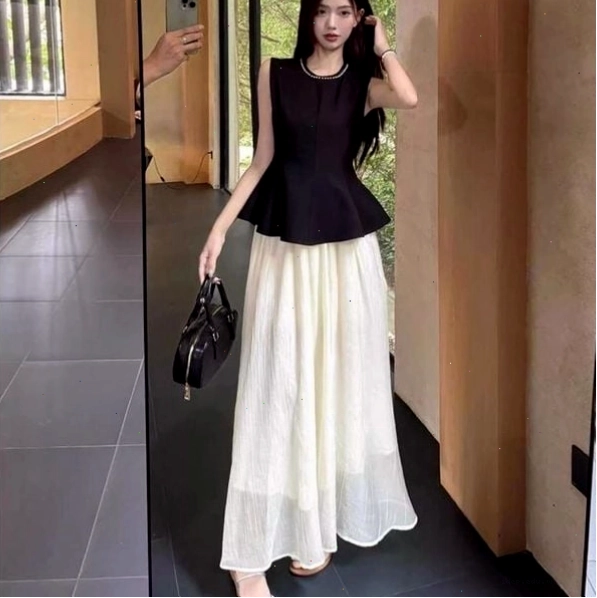 Chân váy dài kết hợp áo peplum tôn eo và hack dáng