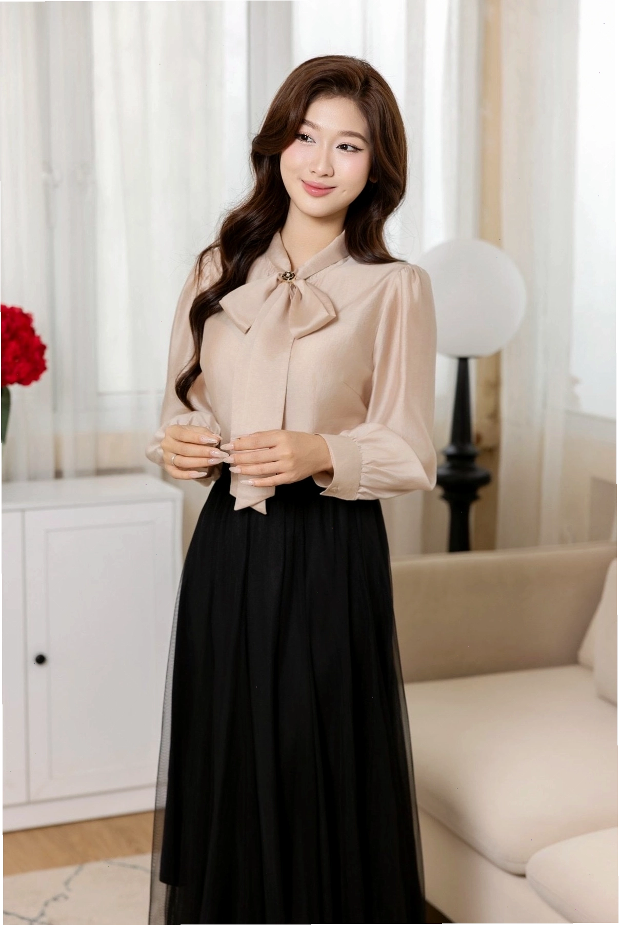 Chân váy đen chữ A phối áo sơ mi cho phong cách công sở thanh lịch
