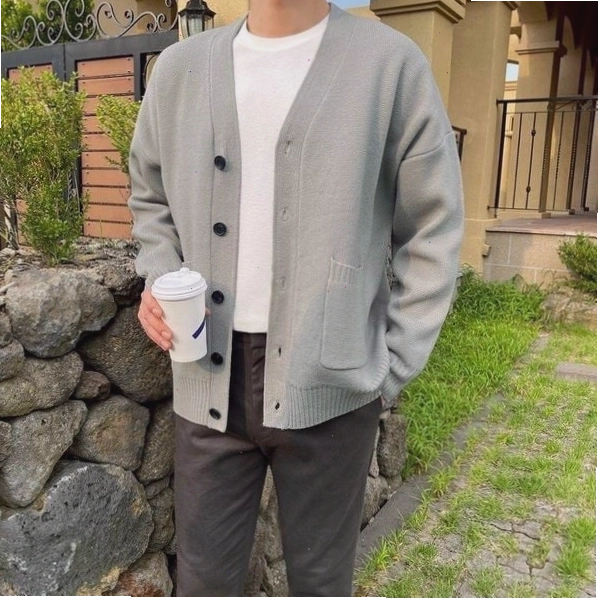 Chàng trai diện áo cardigan mỏng, áo thun trắng và quần xám vừa vặn