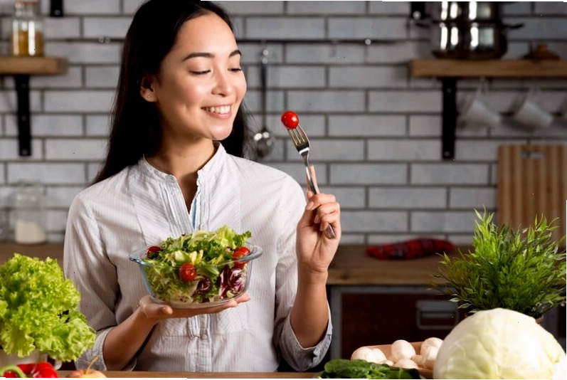 Chế độ ăn uống lành mạnh với nhiều rau xanh và trái cây giúp cải thiện sức khỏe và vóc dáng