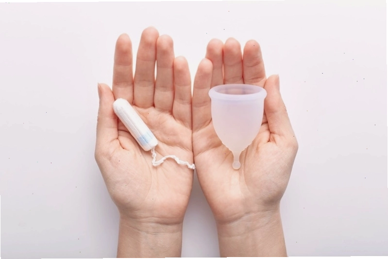 Chi phí ban đầu của cốc nguyệt san cao hơn so với băng vệ sinh và tampon