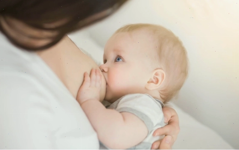 Cho trẻ bú đầy đủ sau tiêm để nạp lại năng lượng và phục hồi sức khỏe