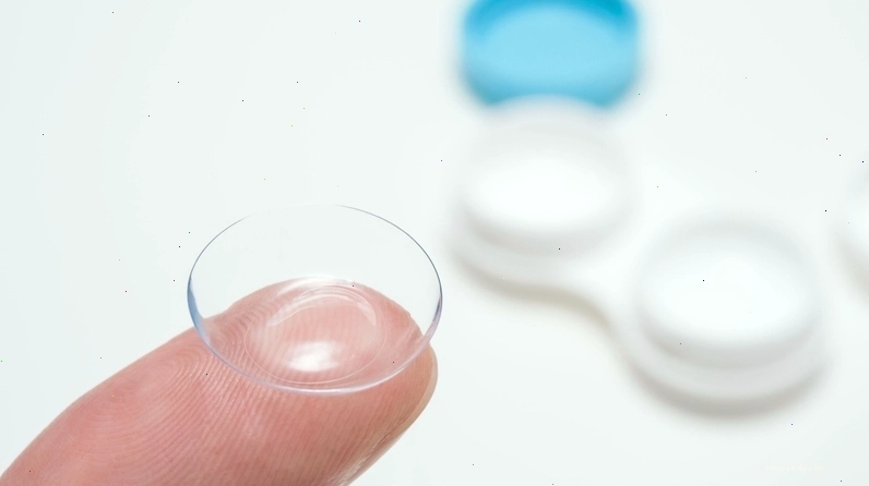 Chuẩn bị kính áp tròng và dung dịch vệ sinh