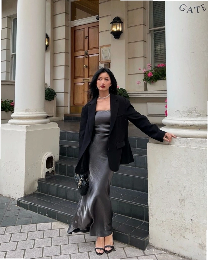 Cô gái diện đầm đen ôm sát kết hợp cùng blazer trắng thanh lịch