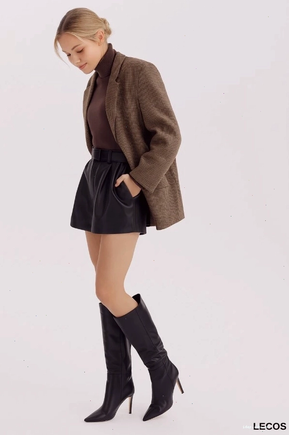 Cô gái tự tin diện quần short cùng boot cổ cao và áo croptop