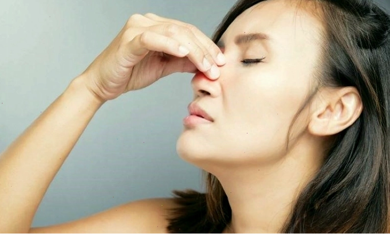 Có nhiều lý do khiến mụn xuất hiện trong mũi gây khó chịu, đau nhức