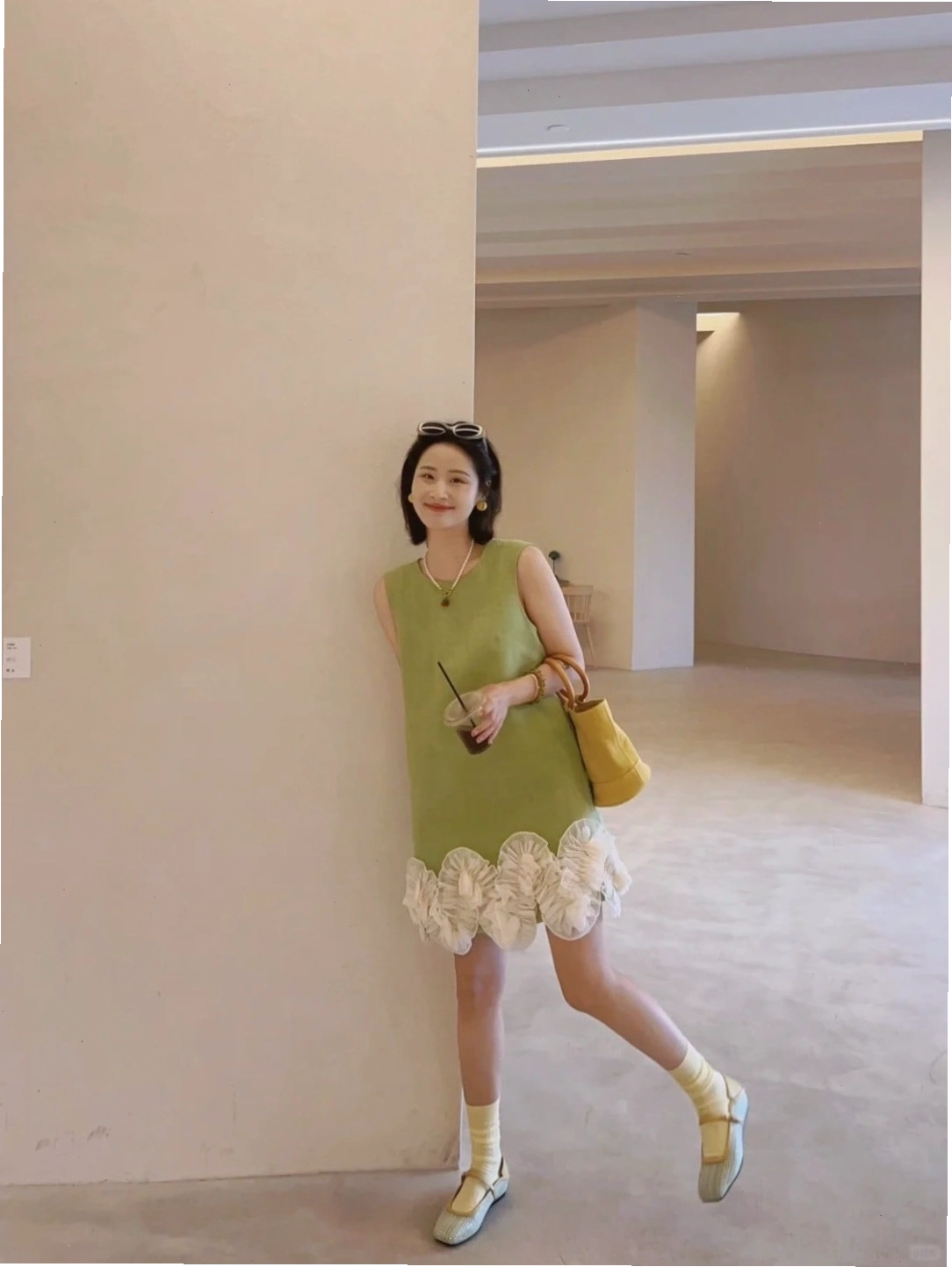 Đầm chữ A kết hợp cùng túi xách thời trang