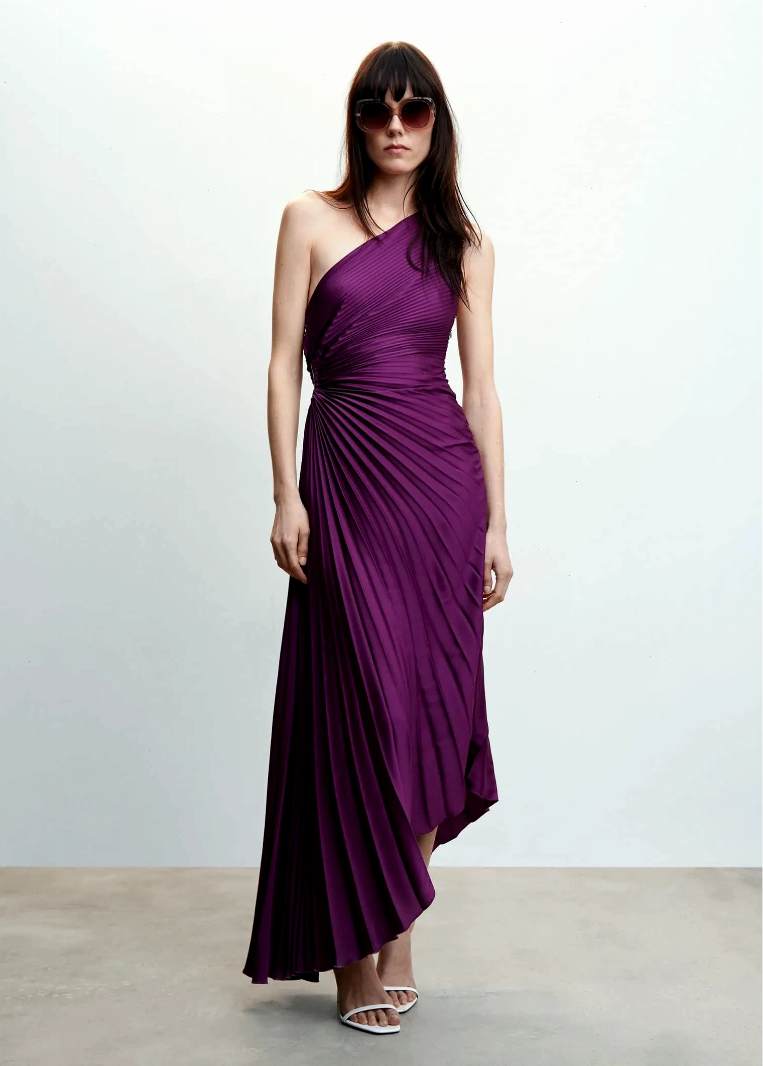 Đầm MANGO Claudia với thiết kế cổ V và chất liệu mềm mại