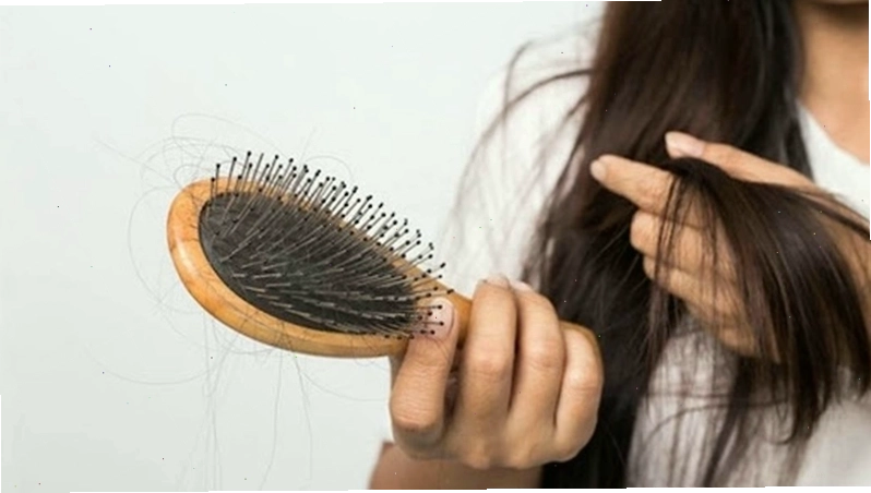 Đánh giá tình trạng tóc trước khi chọn thuốc duỗi tóc