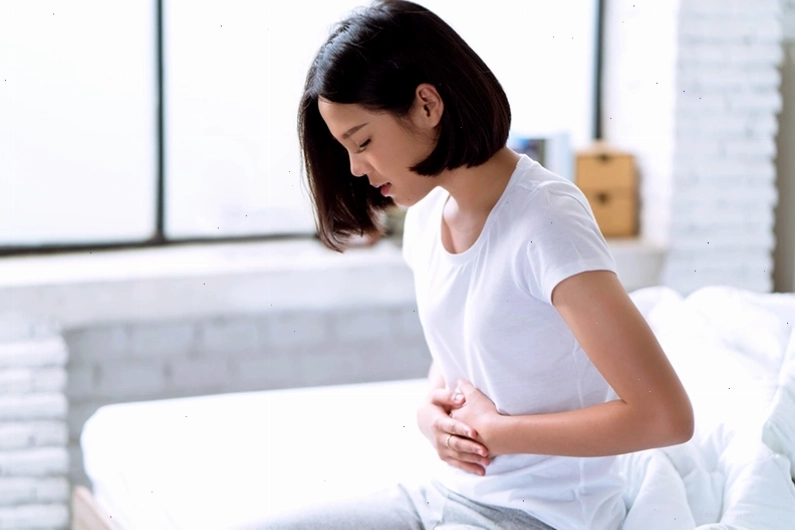 Đau bụng kinh dữ dội là một trong những dấu hiệu nhận biết cường kinh thường gặp ở phụ nữ