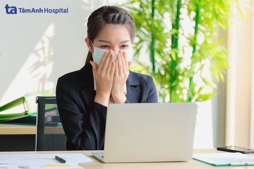 Đeo khẩu trang giúp ngăn ngừa viêm mũi dị ứng khi tiếp xúc với môi trường ô nhiễm