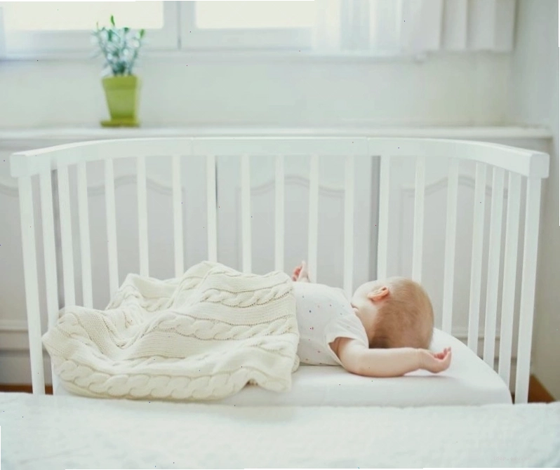 Điều chỉnh nhiệt độ phòng phù hợp giúp hạn chế tình trạng trẻ sơ sinh bị ho khụt khịt mũi.