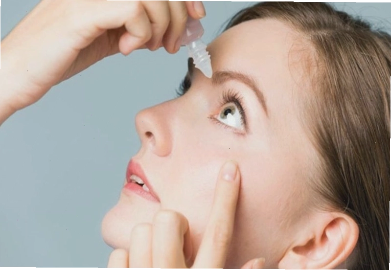 Dùng thuốc nhỏ mắt theo chỉ định của bác sĩ để điều trị sạn vôi