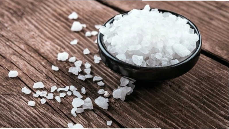 Giảm muối trong khẩu phần ăn giúp giảm bọng mắt