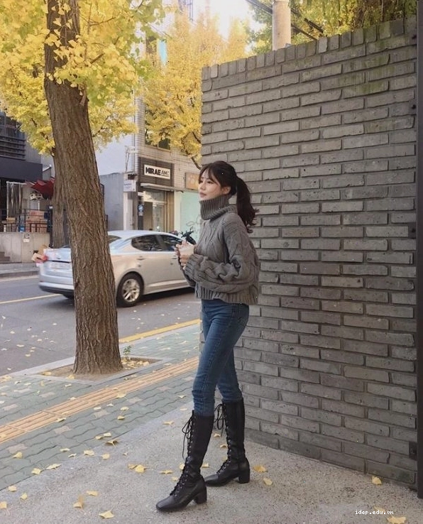 Giày boot cổ cao mix với áo len oversized tạo phong cách trẻ trung, năng động