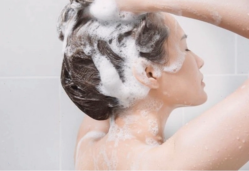 Gội đầu đúng cách để hạn chế tình trạng xơ rối