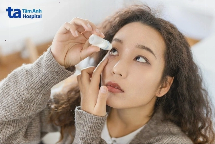 Hình ảnh minh họa giác mạc bị mỏng đi do sử dụng corticoid lâu dài
