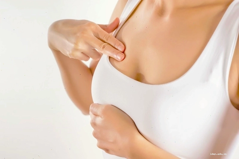 Hình ảnh minh họa ngực bên to bên nhỏ do tăng sản ống dẫn không điển hình