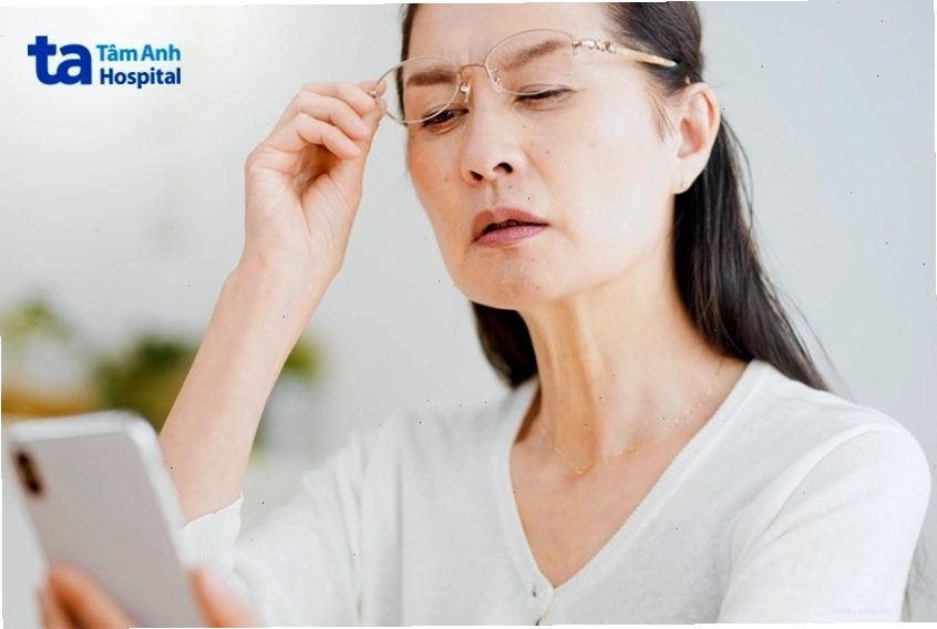 Hình ảnh mô tả tình trạng mờ mắt sau khi dùng thuốc nhỏ mắt