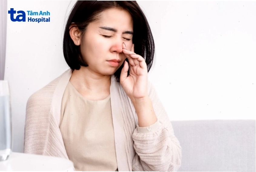 Hình ảnh người đang thực hiện xông hơi mũi để giảm nghẹt