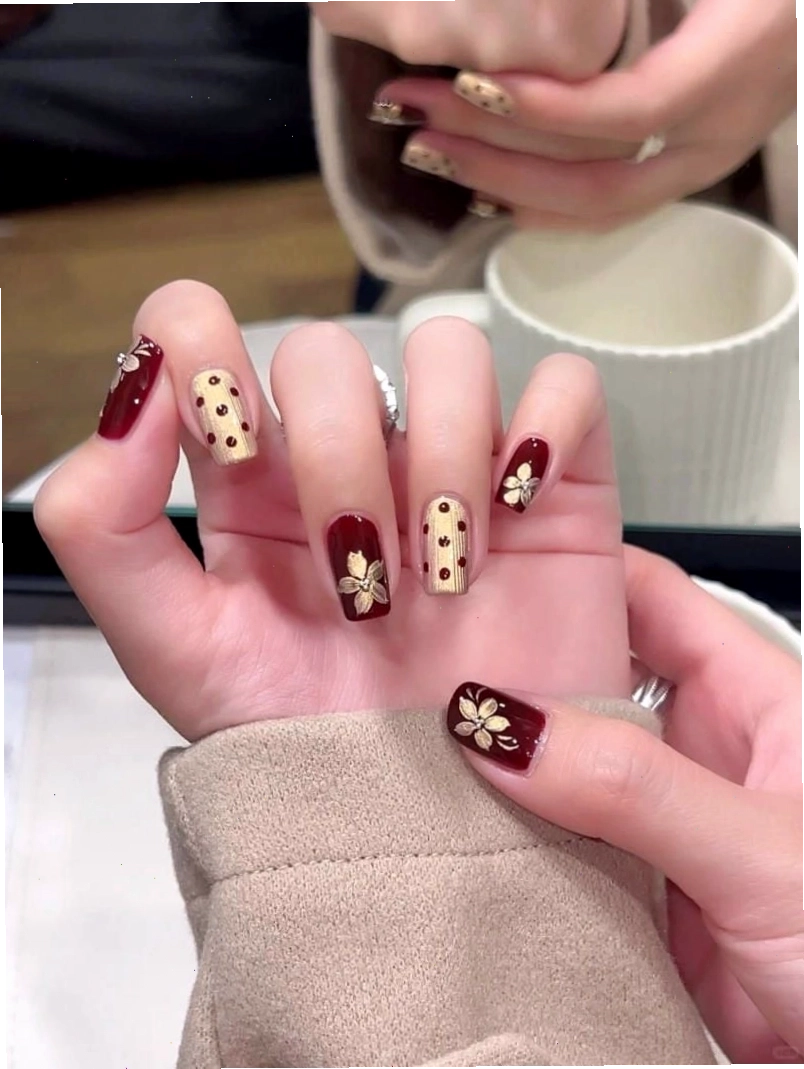 Họa tiết hoa mai trên nail Tết