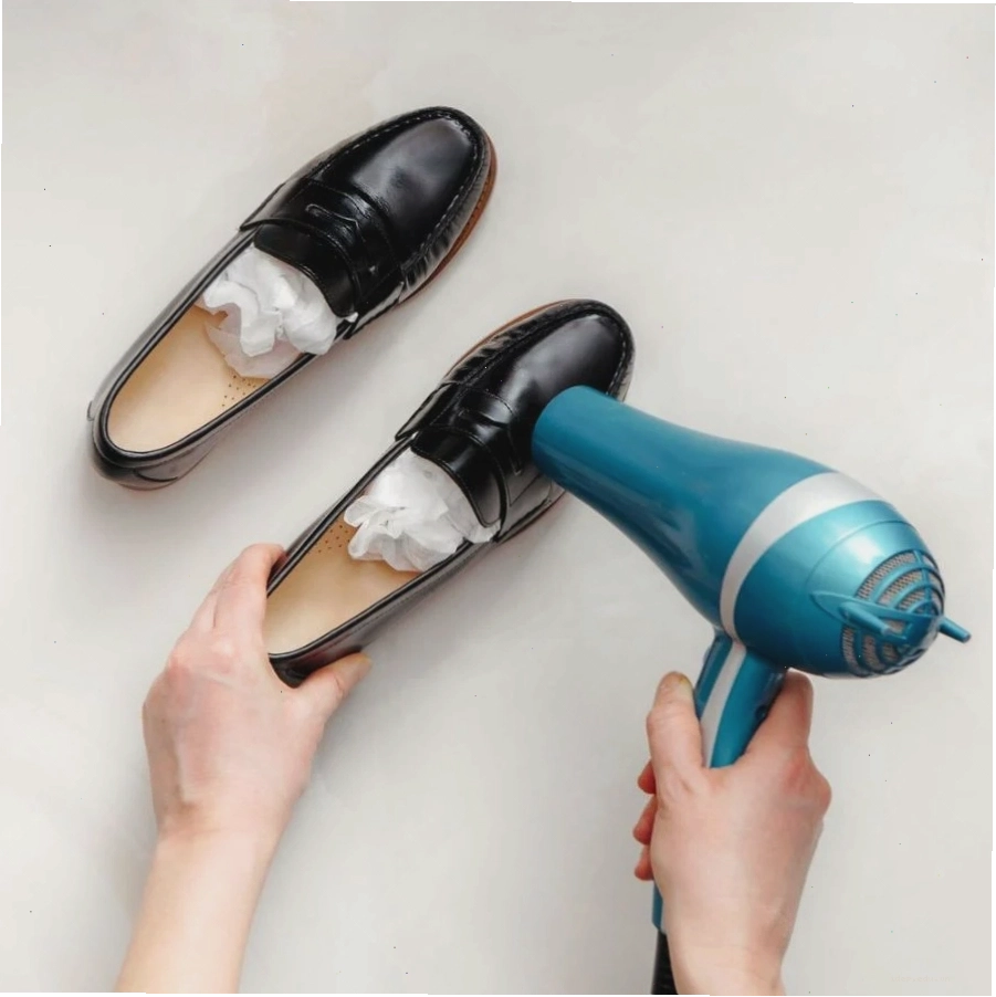 Kết hợp tất và máy sấy để làm giãn giày