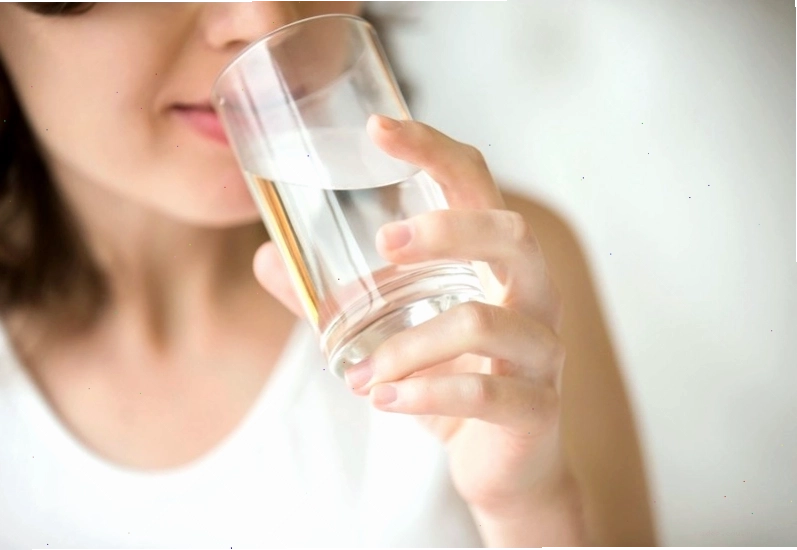 Khi dùng thuốc nhuận tràng, bệnh nhân cần uống đủ nước mỗi ngày để tránh bị mất nước