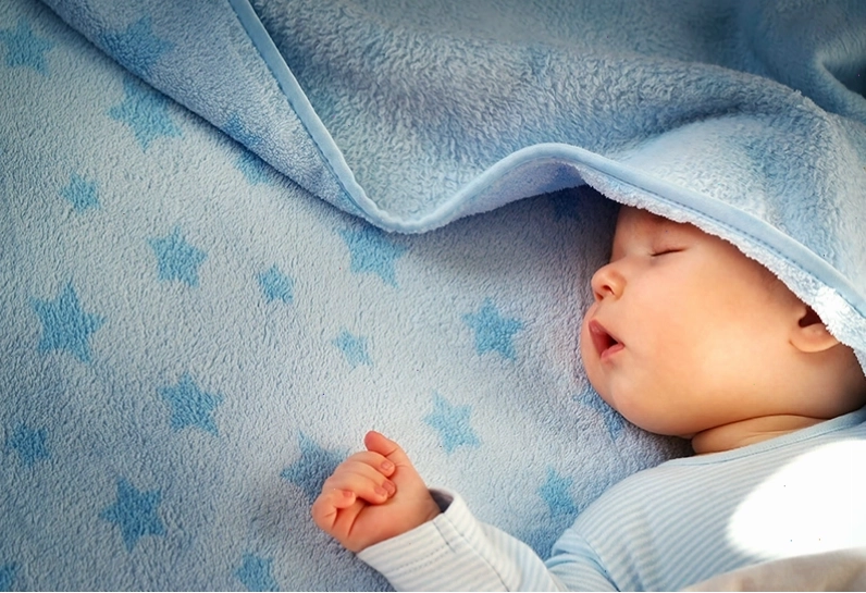 Khi trẻ bị khó ngủ do ngạt mũi, bố mẹ nên thay đổi các tư thế ngủ để trẻ cảm thấy thoải mái hơn