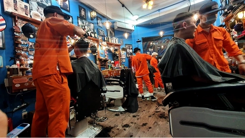Không gian bên trong tiệm cắt tóc nam Đông Tây Barbershop