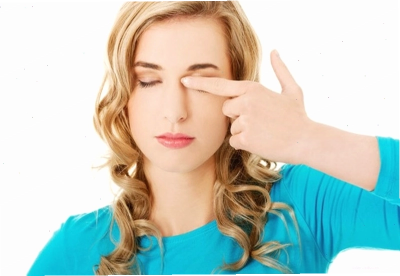 Không nên dụi mắt để tránh làm tình trạng sạn vôi nghiêm trọng hơn