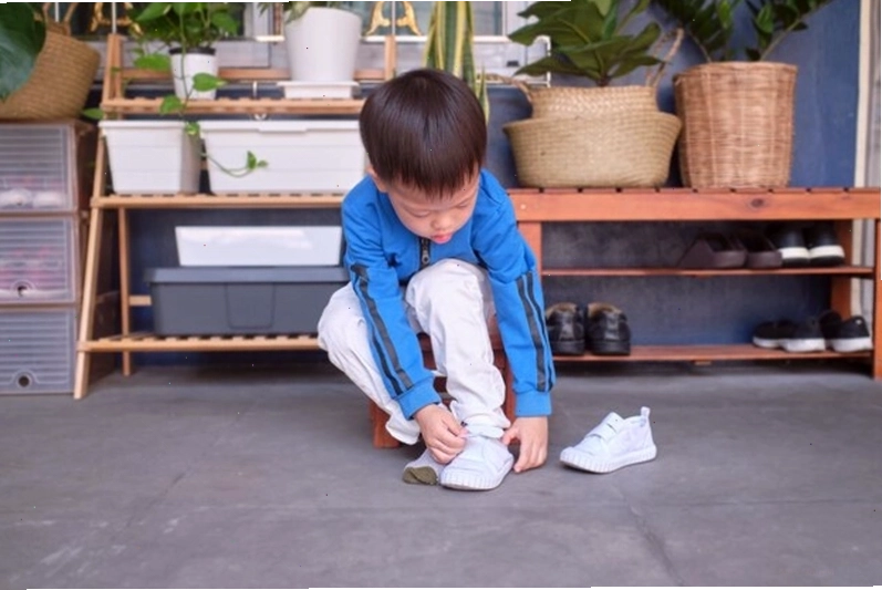 Khuyến khích trẻ tự phục vụ bản thân để phát triển vận động tinh
