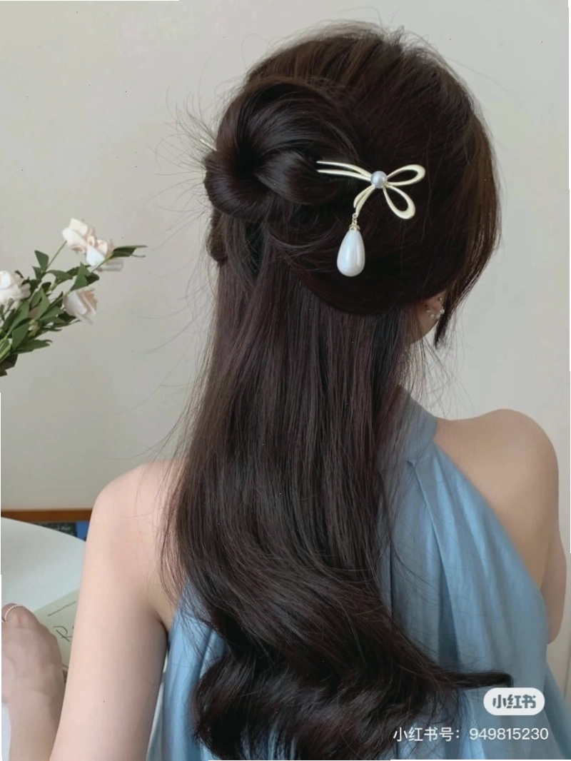 Kiểu tóc bob ngắn uốn cúp phồng