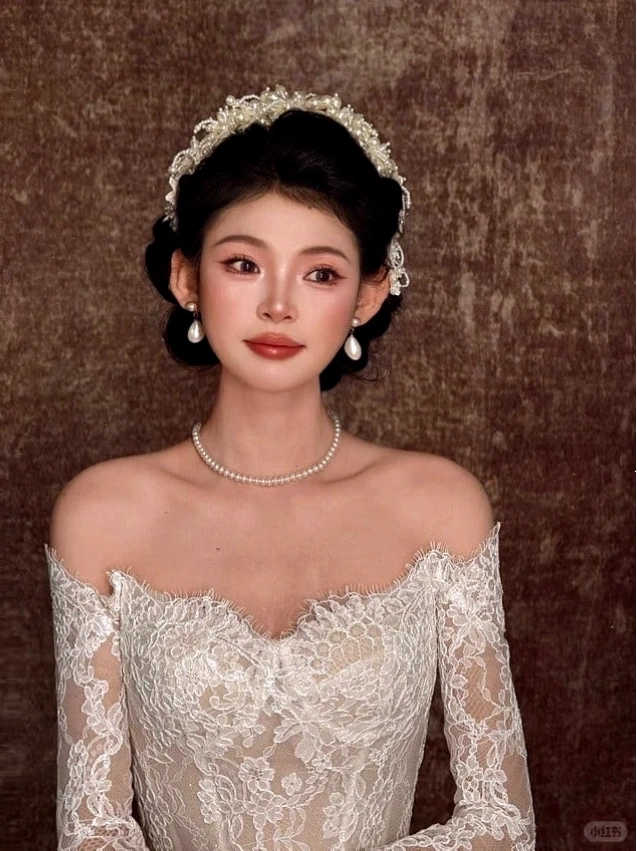 Kiểu tóc cô dâu ăn hỏi với mấn đội đầu
