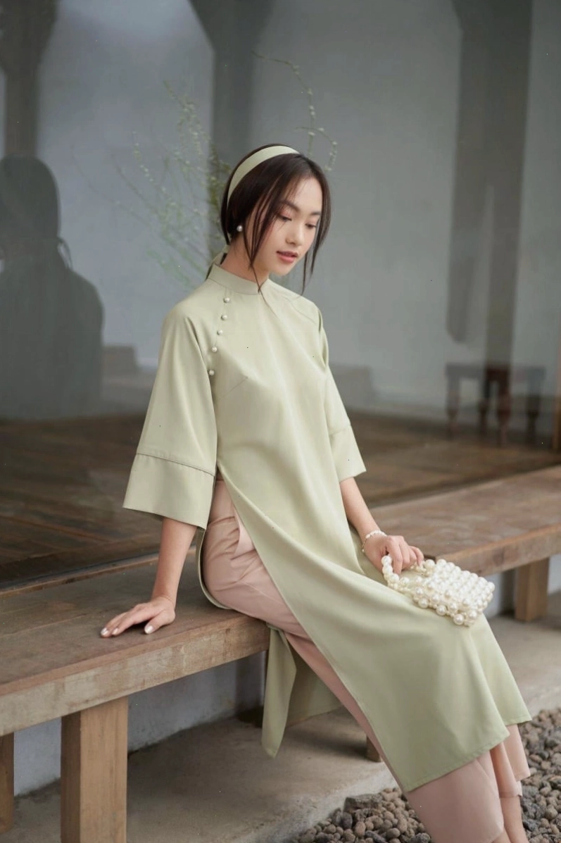 Kiểu tóc dài thẳng mượt tự nhiên khi mặc áo dài