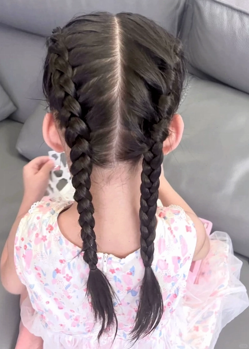 Kiểu tóc kết hợp tết và buộc đuôi ngựa cho bé gái 10 tuổi