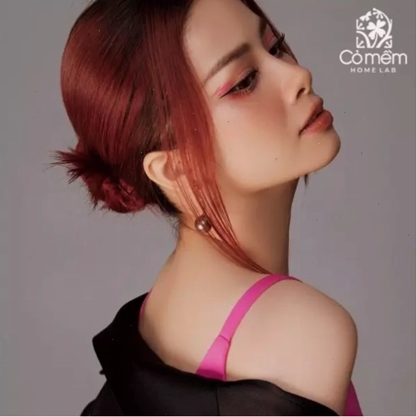 Kiểu tóc undercut vuốt ngược với màu đỏ ánh tím thời thượng