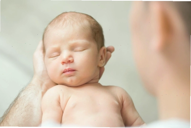 Luôn giữ da bé sạch sẽ, thông thoáng và không chà xát mạnh lên da bé khi bị mụn sữa