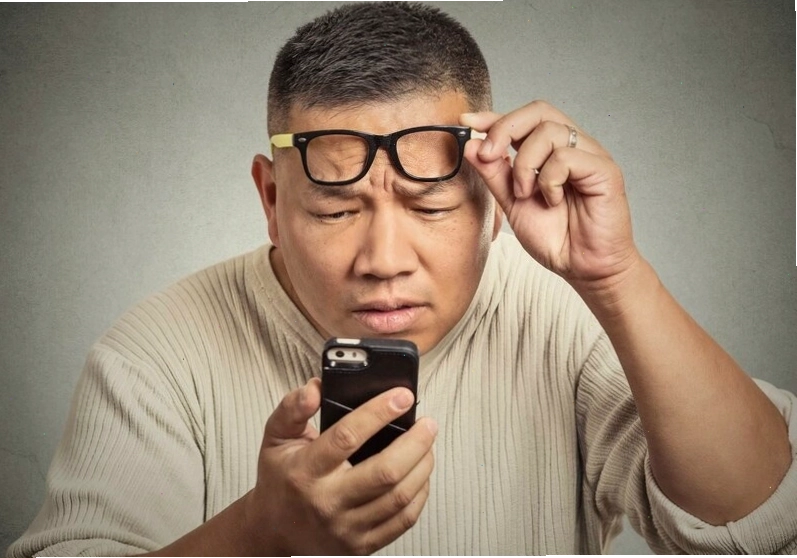 Mắt bị nhòe mờ là dấu hiệu giảm thị lực